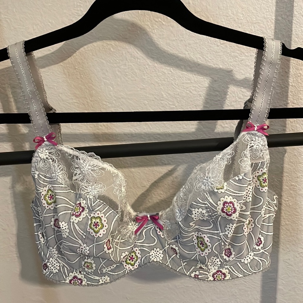 NWOT 30E FANTASIE Unlined bra with lace detail and cute flower pattern